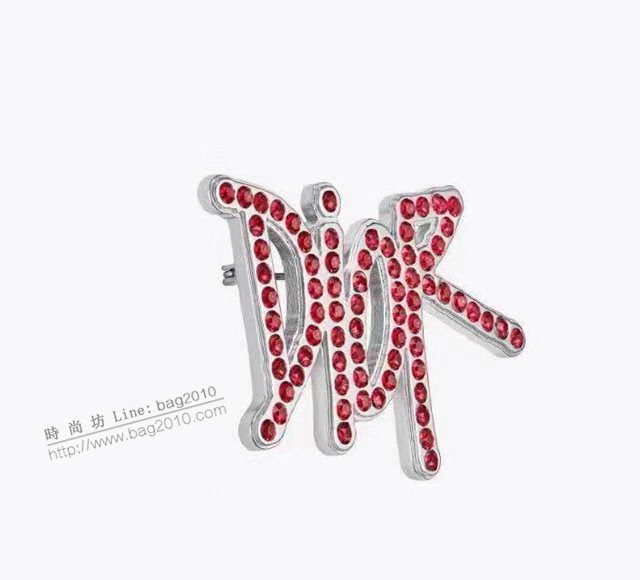 Dior飾品 迪奧經典熱銷款紅色字母胸針  zgd1115